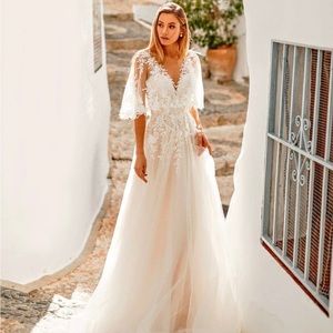 New Wedding Dress, A-line with butterfly sleeves, Size 16W